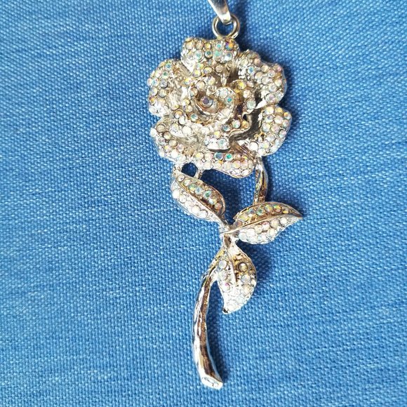 🌹Iridescent Rose Pendant / Necklace - NWOT🌹 - Picture 3 of 4